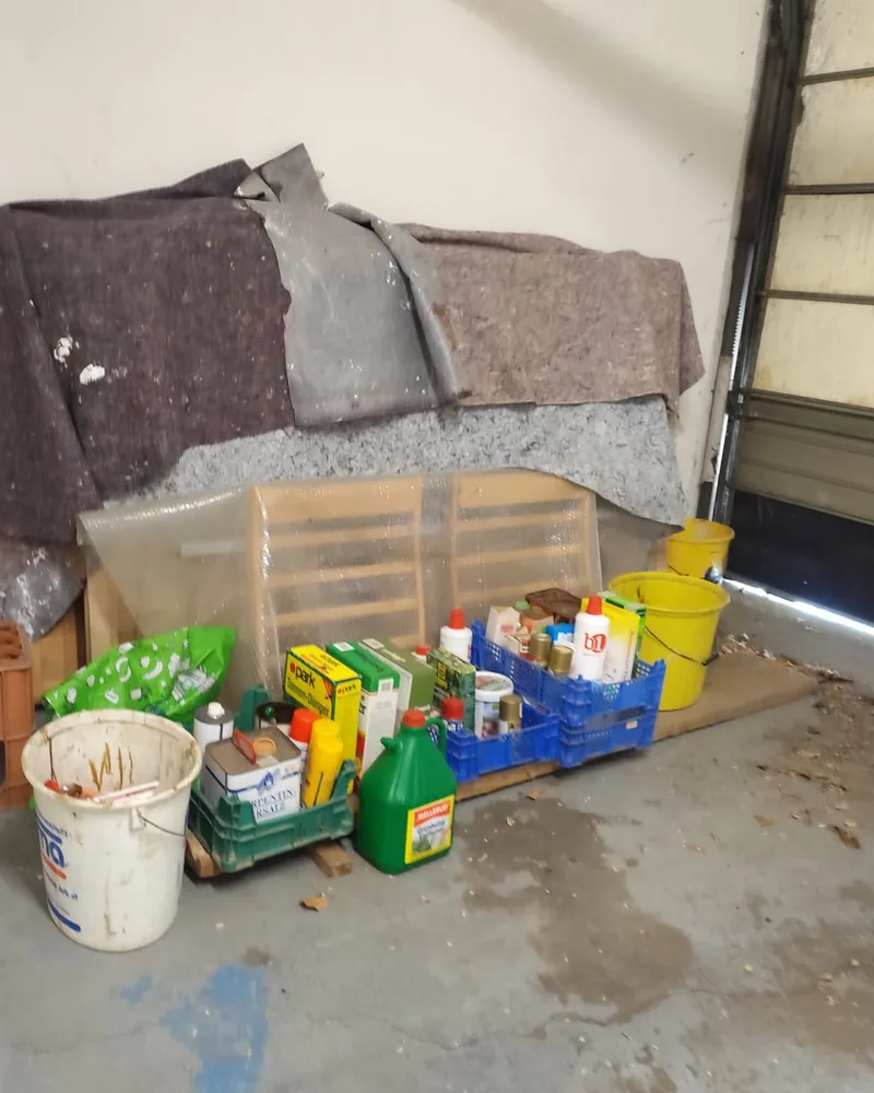 Garagenentrümpelung Rastatt — Referenz: vollgestellte Garage vor der Räumung