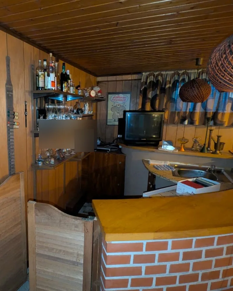 Entrümpelung Forbach — Referenz: Kellerbar mit Inventar vor der Räumung
