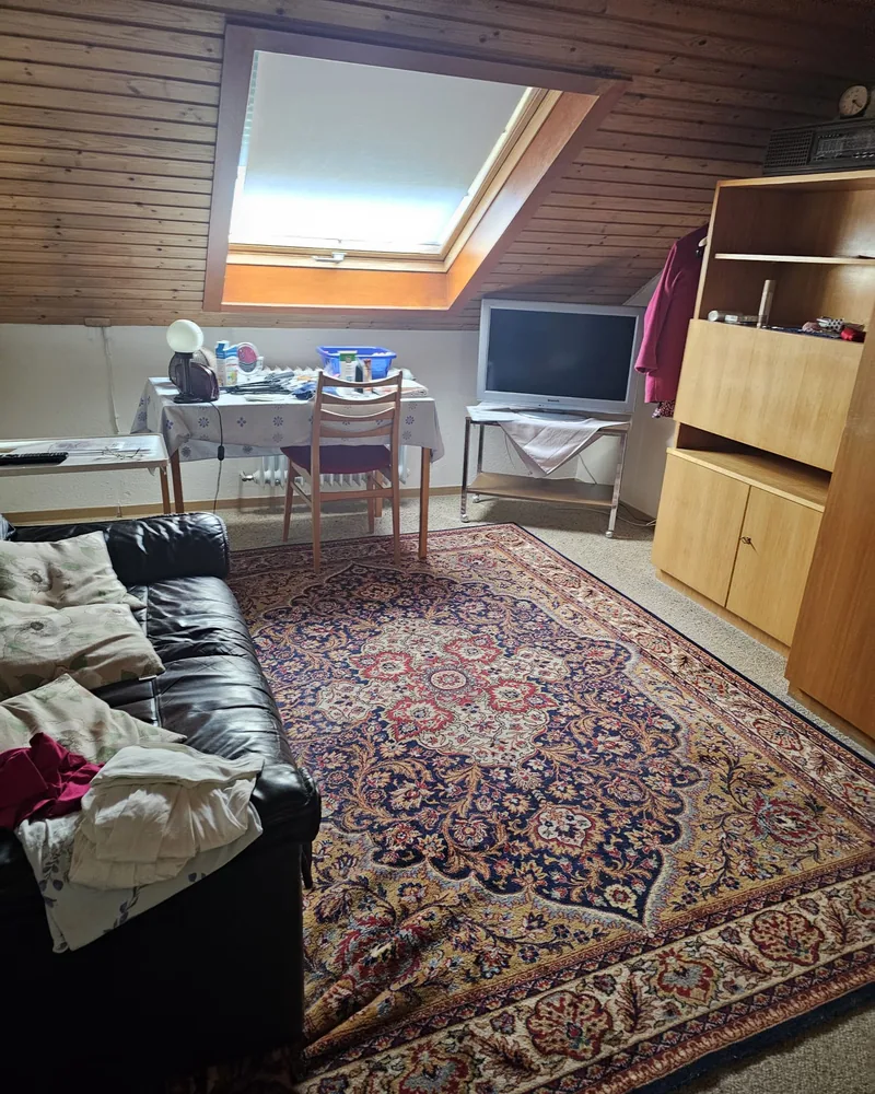 Entrümpelung Loffenau — Dachgeschosszimmer vor der Räumung, voll möbliert