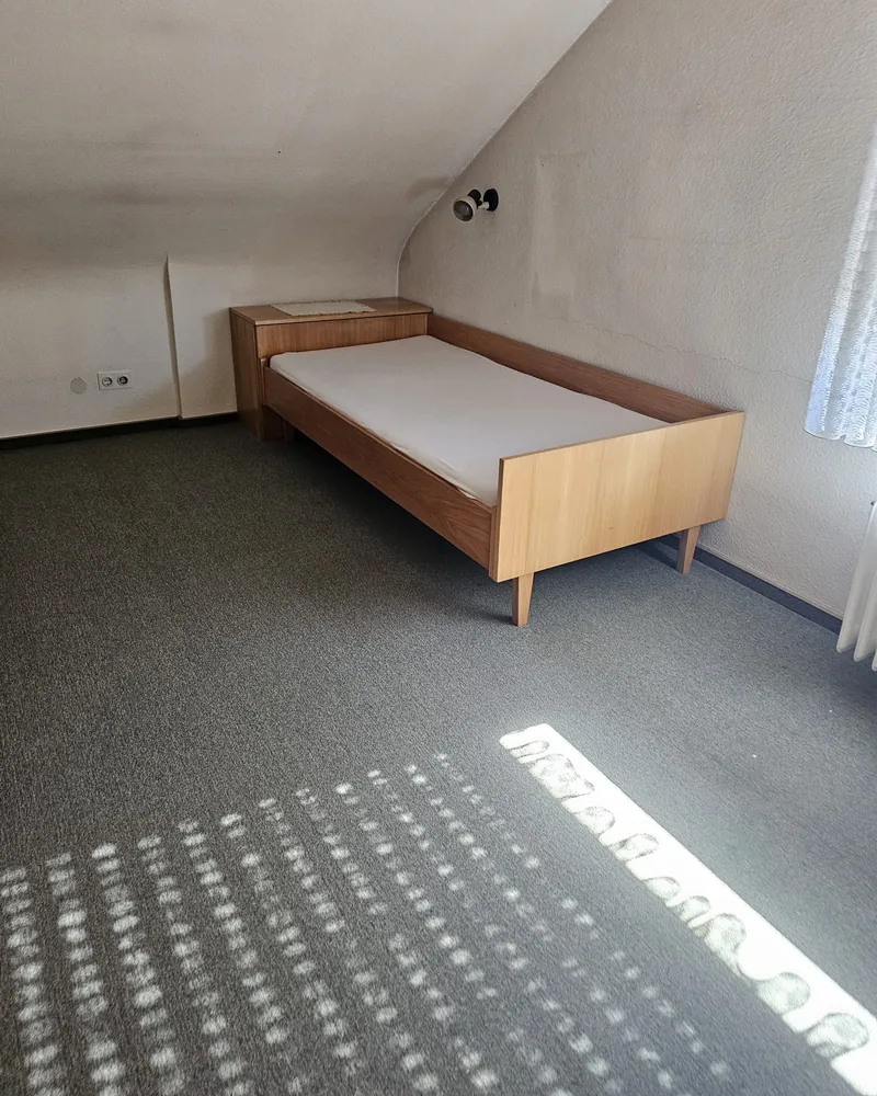 Räumung Loffenau — Dachgeschosszimmer vor der Räumung, möbliert