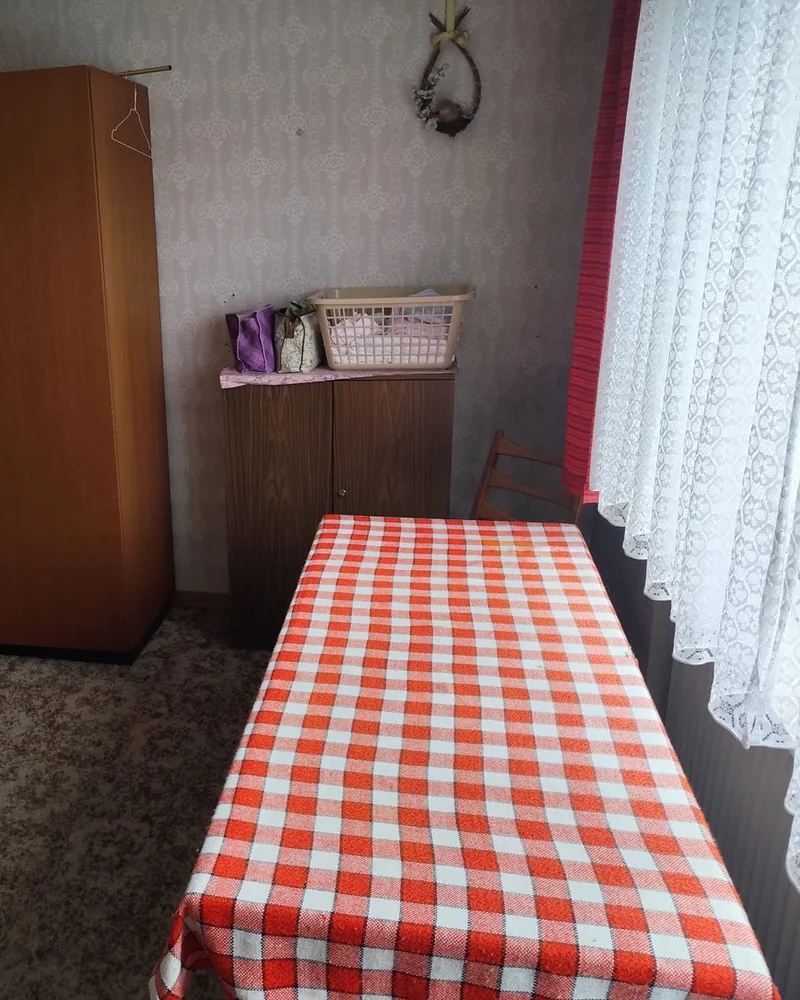 Haushaltsauflösung Forbach — Referenz: Schlafzimmer mit Schrank und Tisch vor der Räumung