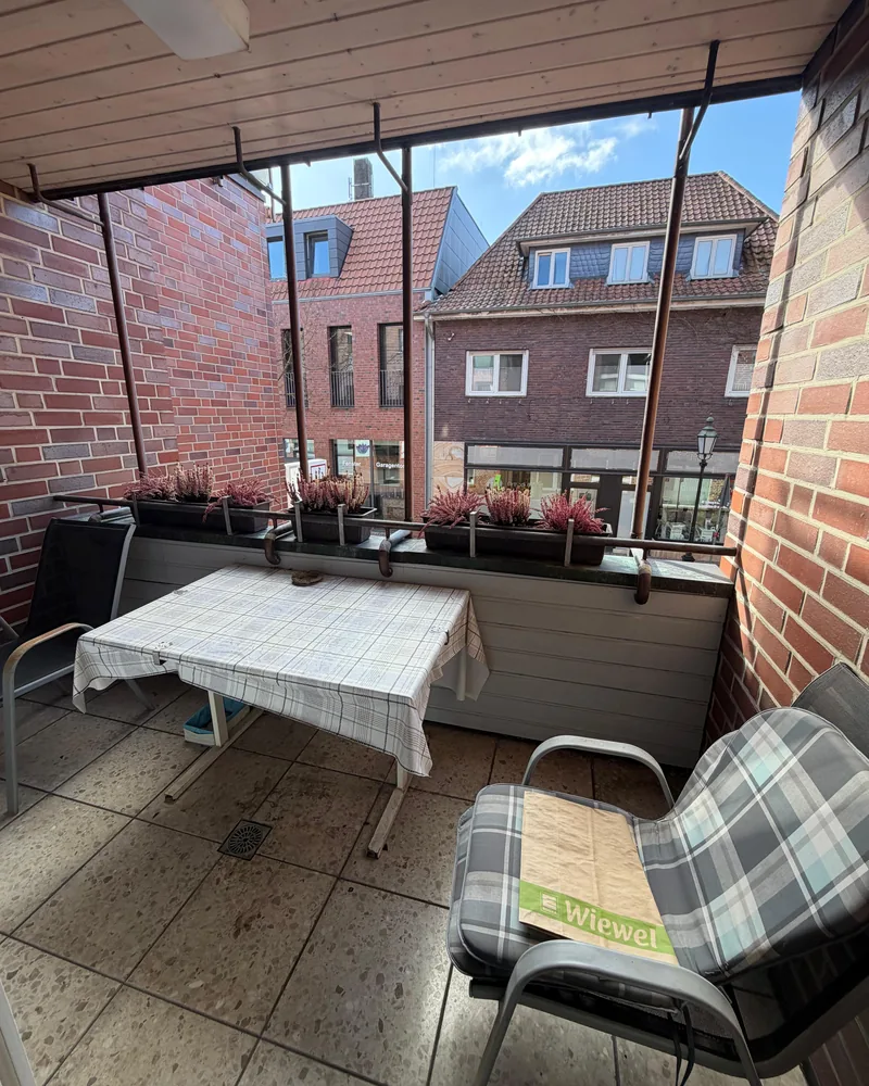 Entrümpelung Sinzheim — Balkon vor der Räumung, voll möbliert